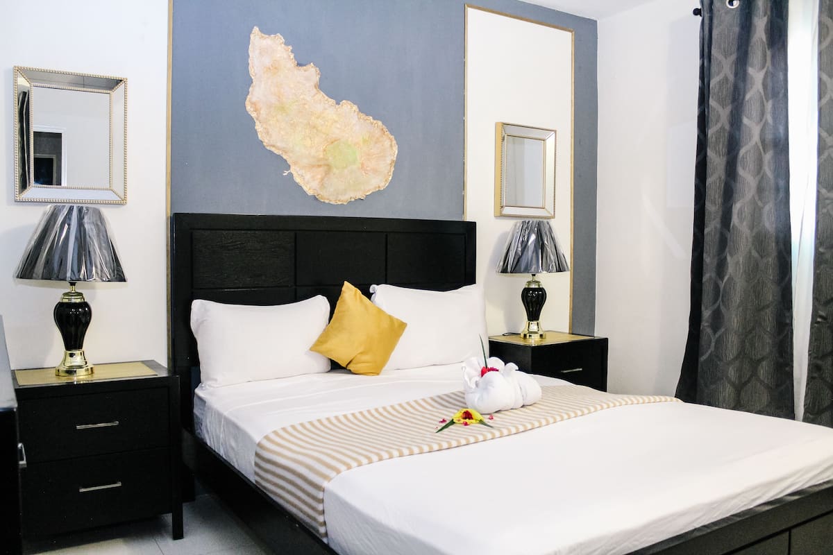 Suite, 2 Bedrooms | Individually decorated, individually furnished, soundproofing