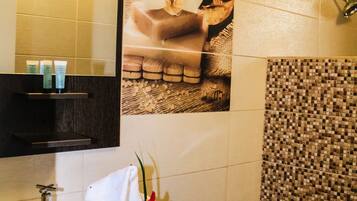 Apartment, 2 Bedrooms | Bathroom | Shower, free toiletries, towels, toilet paper