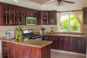 Six Bedroom Villa | Eigene Küche | Großer Kühlschrank, Mikrowelle, Ofen, Herdplatte