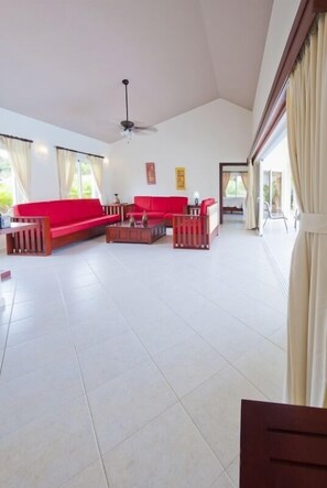 Six Bedroom Villa | ห้องนั่งเล่น | ทีวีจอแบน