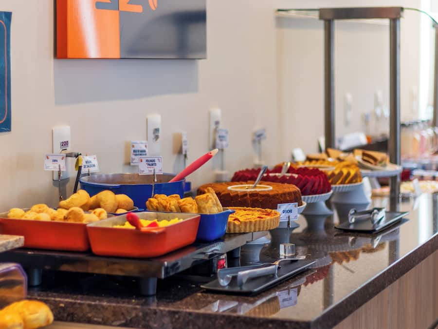 Café da manhã com buffet grátis todos os dias