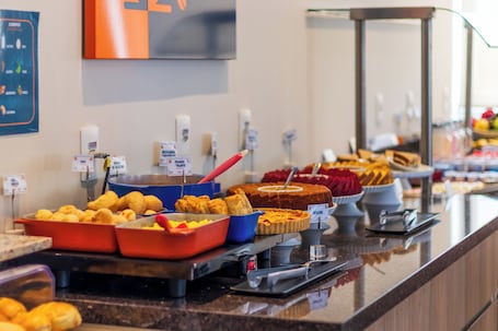 Desayuno bufé gratuito y diario. Luds Comfort Hotel