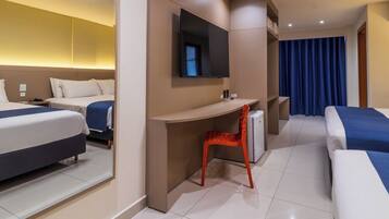 Comfort Quadruple Room | Peralatan tempat tidur hipoalergenik, bar mini, meja