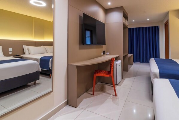 Kamar Quadruple Comfort | Seprai antialergi, minibar, meja kerja, dan tirai kedap cahaya