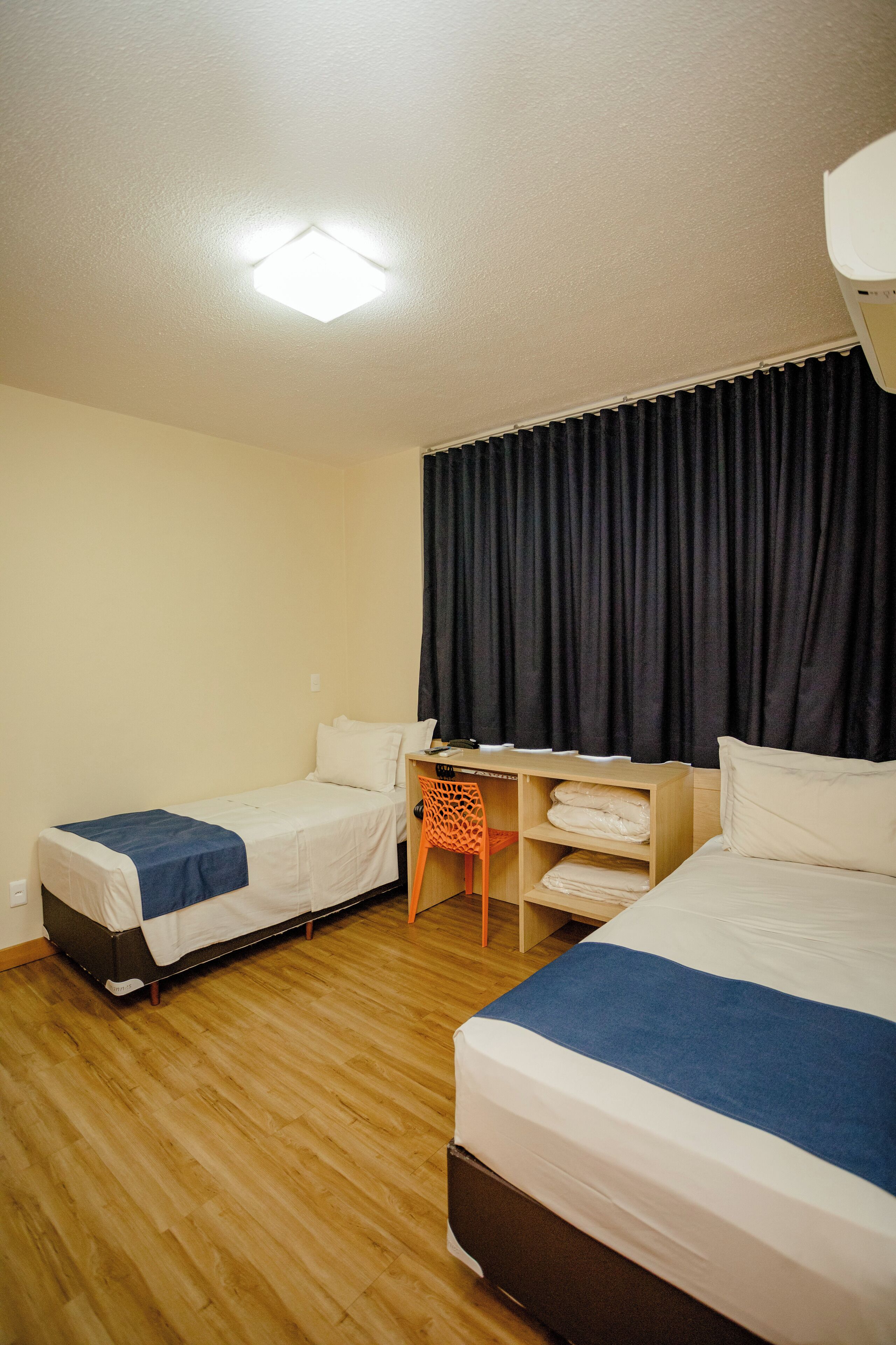 双床房, 无障碍 (Double Room PCD) | 防过敏的被褥、迷你吧、办公桌、遮光窗帘