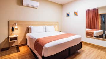 Quarto básico | Roupas de cama antialérgicas, frigobar, escrivaninha, cortinas blackout