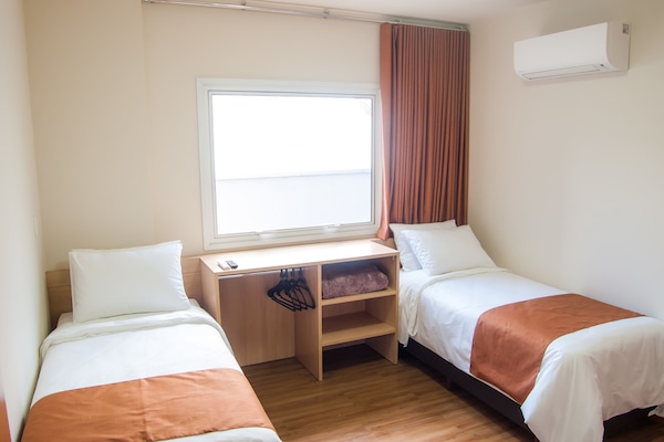 Kamar Twin, akses difabel (Double Room PCD) | Seprai antialergi, minibar, meja kerja, dan tirai kedap cahaya