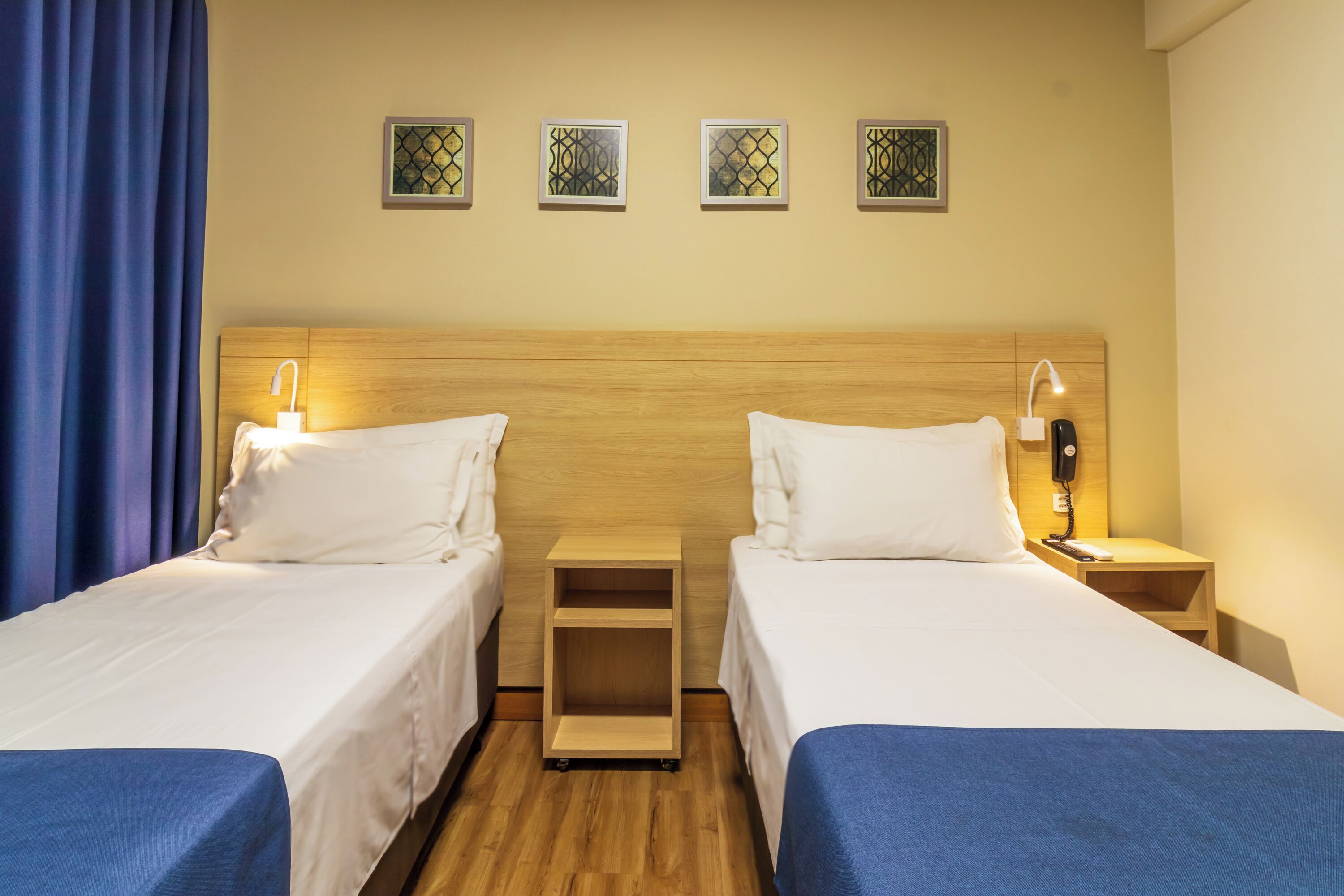 Bộ đồ giường kháng dị ứng, minibar, bàn, màn/rèm cản sáng 