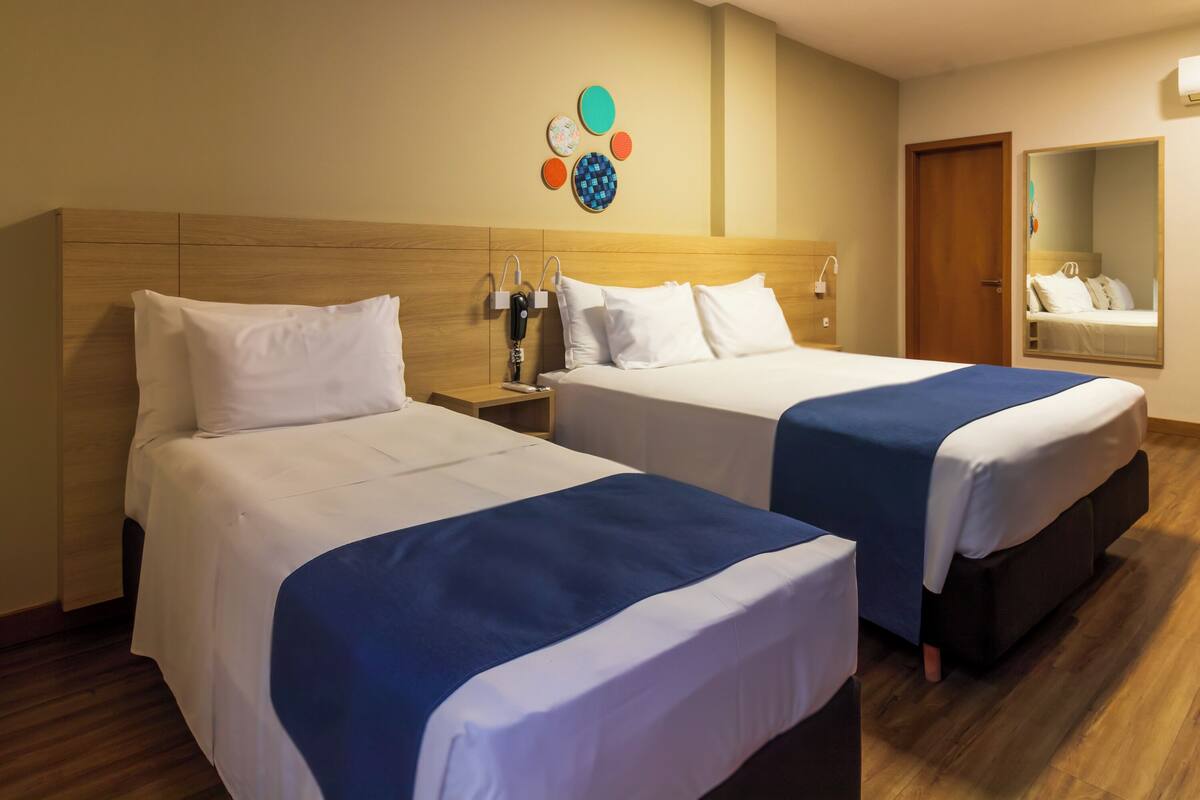 Comfort Room, Triplo Comfort | Allergitestet sengetøy, minibar, skrivebord og blendingsgardiner