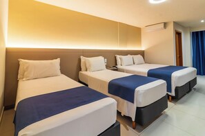 Kamar Quadruple Superior | Seprai antialergi, minibar, meja kerja, dan tirai kedap cahaya