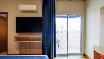 Deluxe Room | Hypo-allergenic bedding, minibar, desk, blackout curtains