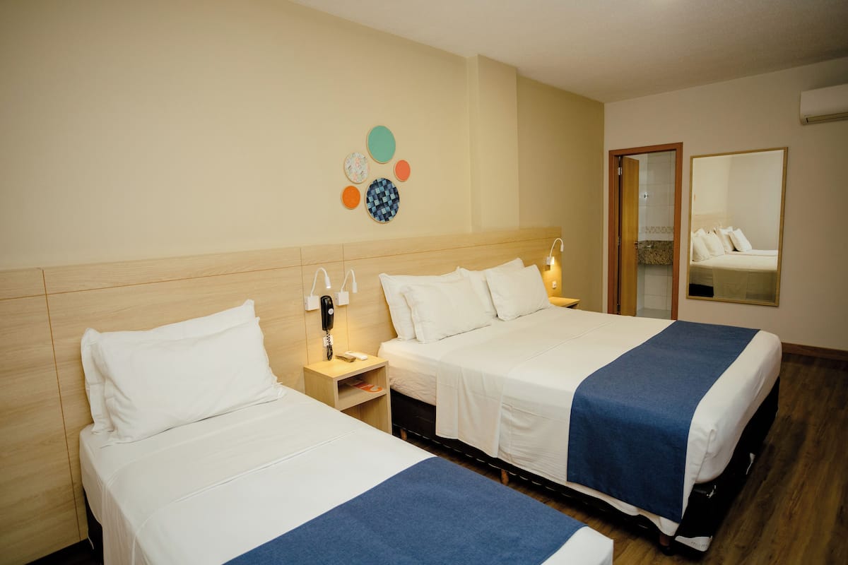 Comfort driepersoonskamer | Hypoallergeen beddengoed, een minibar, een bureau