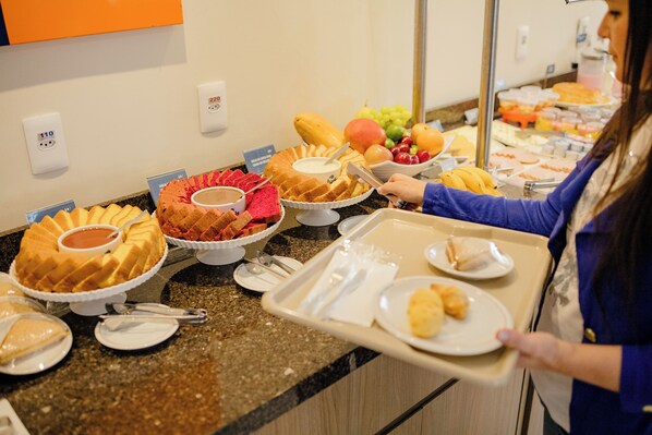 包每日自助早餐
