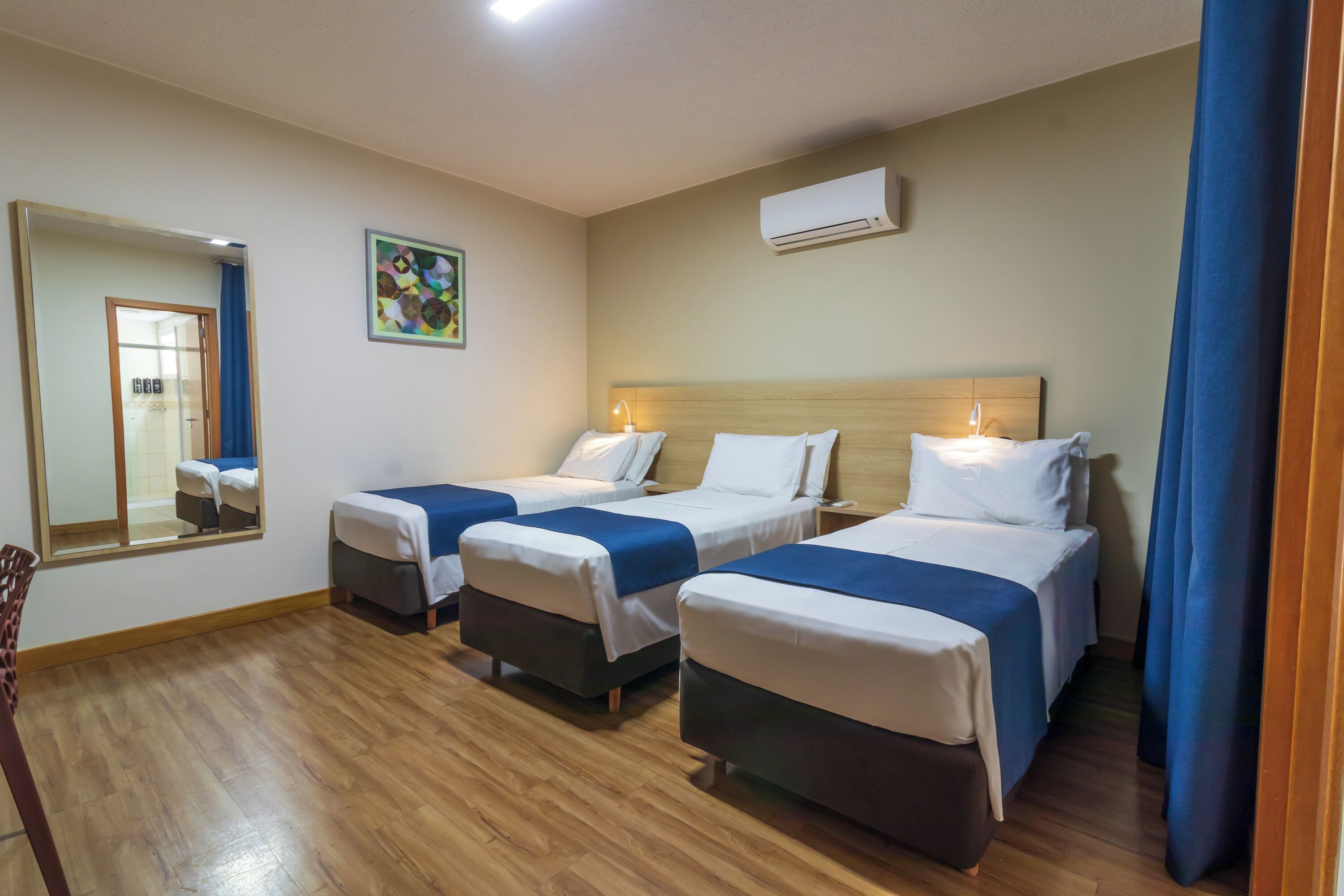 Phòng tiện nghi đơn giản | Bộ đồ giường kháng dị ứng, minibar, bàn, màn/rèm cản sáng 