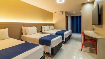 Superior fyrbÀddsrum | Allergitestade sÀngklÀder, minibar, skrivbord och mörklÀggningsgardiner