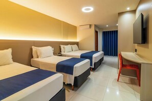 Quarto quádruplo superior | Roupas de cama antialérgicas, frigobar, escrivaninha, cortinas blackout