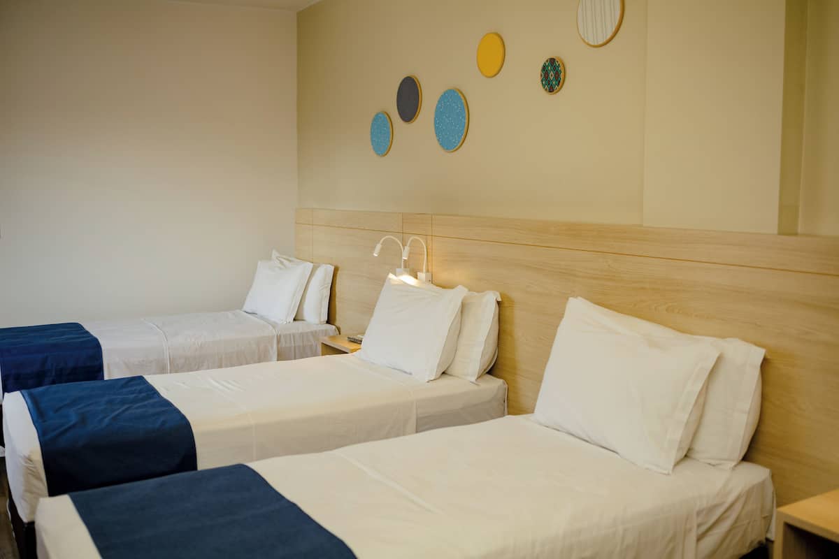 Comfort driepersoonskamer, 3 eenpersoonsbedden | Hypoallergeen beddengoed, een minibar, een bureau