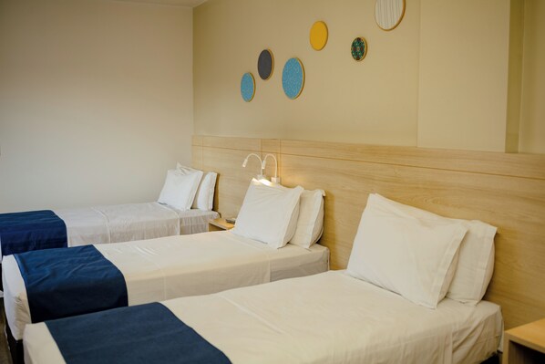 Comfort driepersoonskamer, 3 eenpersoonsbedden | Hypoallergeen beddengoed, een minibar, een bureau