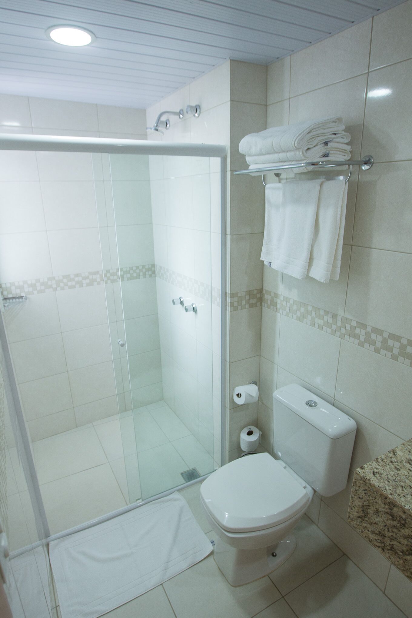 triple room, 3 single beds, city view | bathroom | shower, free toiletries, hair dryer, towels