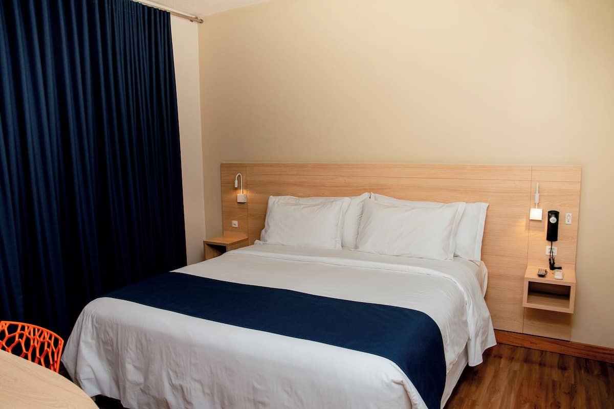 Hypoallergeen beddengoed, een minibar, een bureau