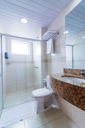 Quarto luxo | Banheiro | Chuveiro, produtos de toalete grátis, secador de cabelo 