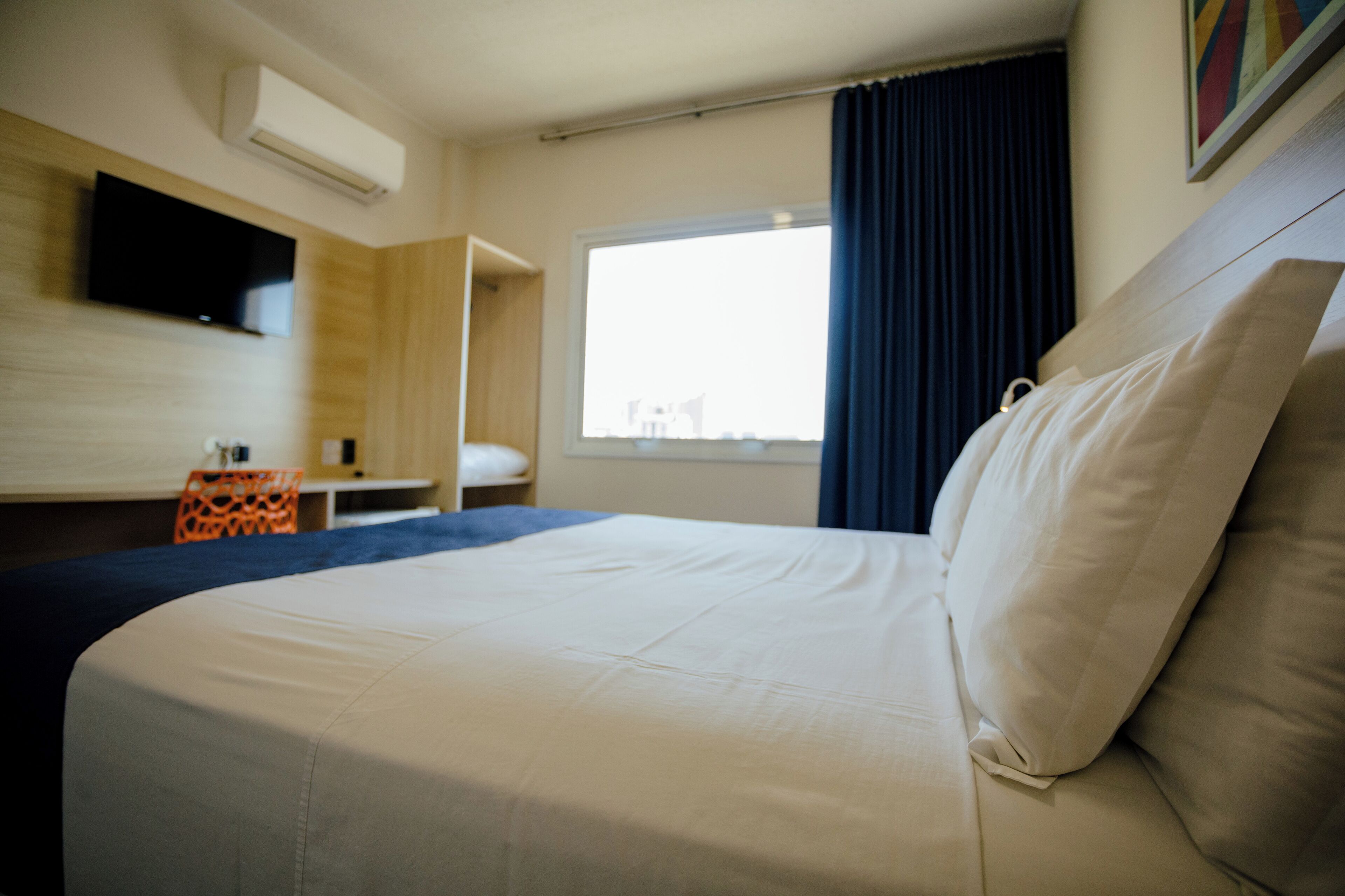 Ropa de cama hipoalergénica, minibar, escritorio y cortinas blackout 