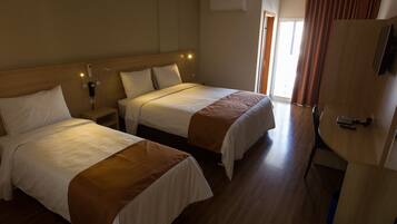 Quarto triplo, vista para a cidade | Roupas de cama antialérgicas, frigobar, escrivaninha, cortinas blackout