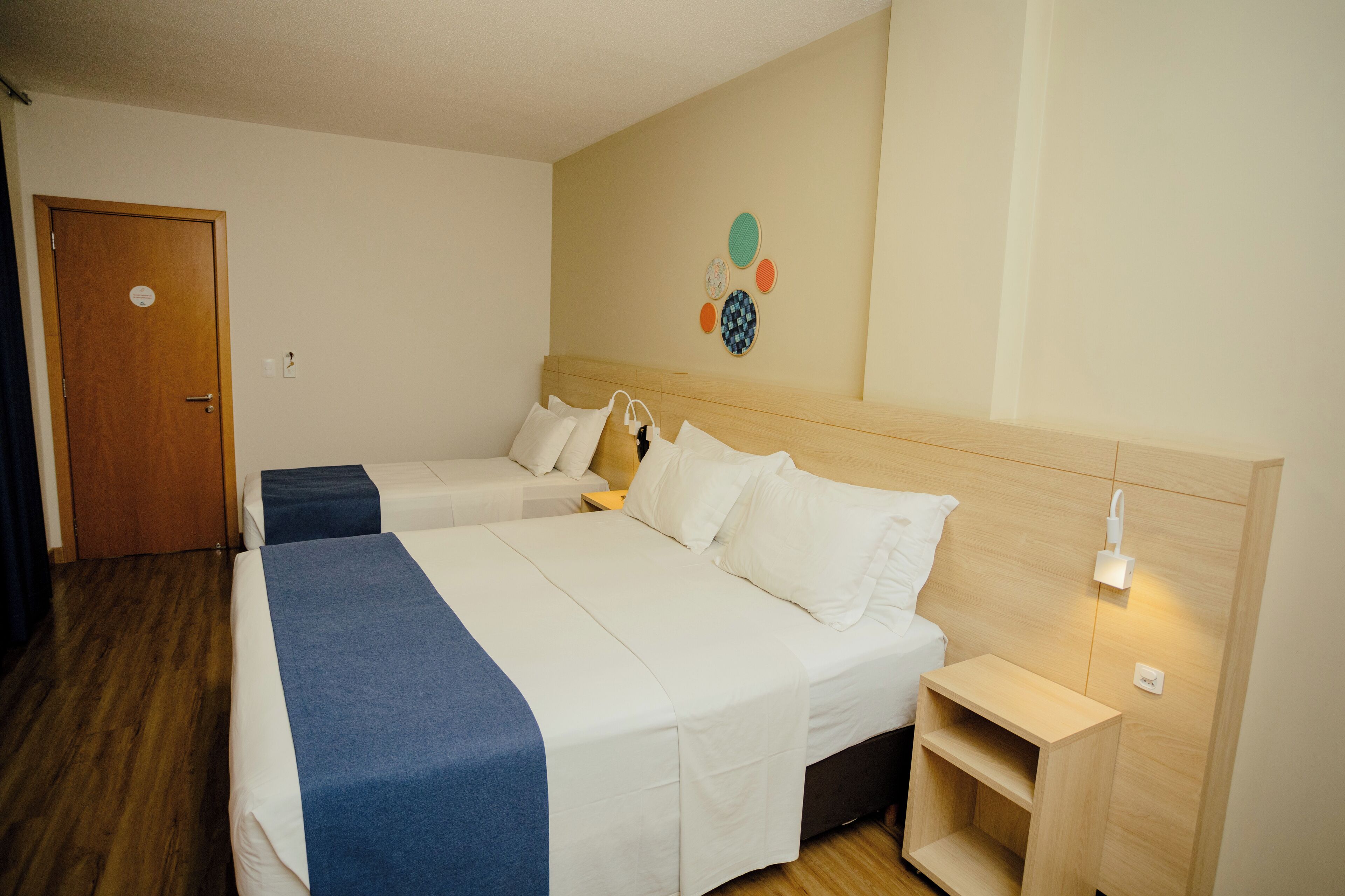 三人房, 城市景观 | 防过敏的被褥、迷你吧、办公桌、遮光窗帘