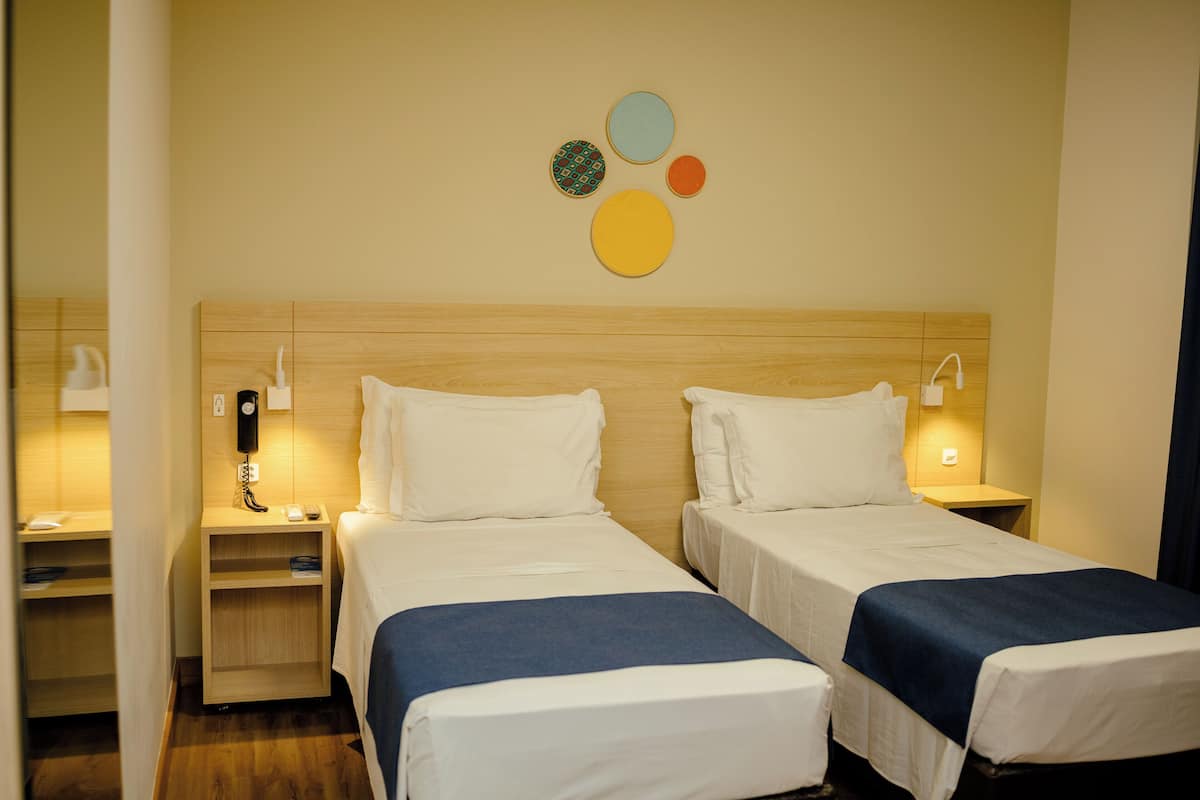 Twin kamer, 2 eenpersoonsbedden | Hypoallergeen beddengoed, een minibar, een bureau