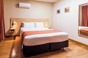 Quarto básico | Roupas de cama antialérgicas, frigobar, escrivaninha, cortinas blackout