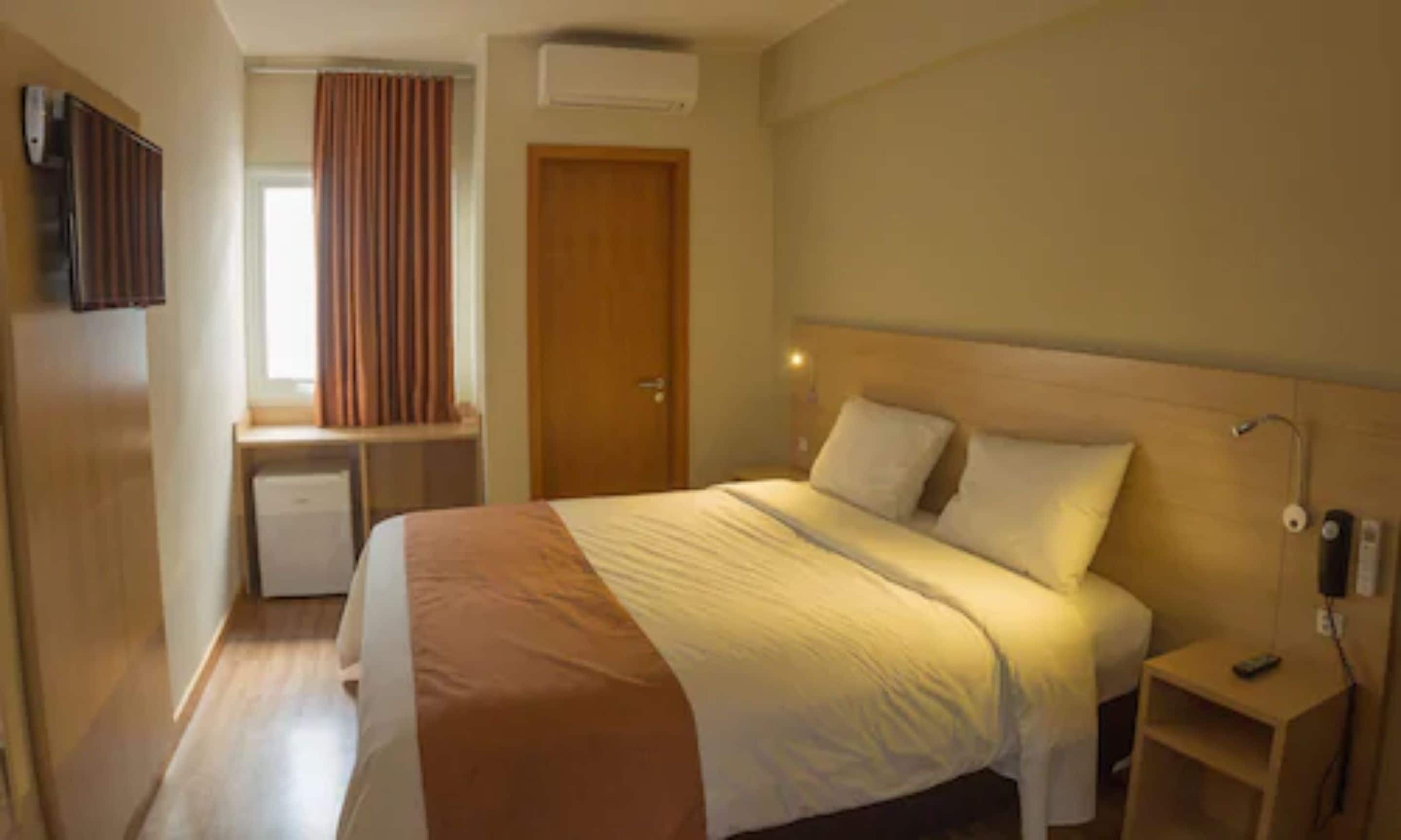 1 bedroom, hypo-allergenic bedding, minibar, desk