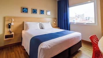Quarto luxo | Roupas de cama antialérgicas, frigobar, escrivaninha, cortinas blackout