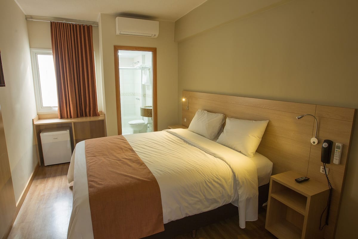 Allergikerbettwaren, Minibar, Schreibtisch, Verdunkelungsvorhänge