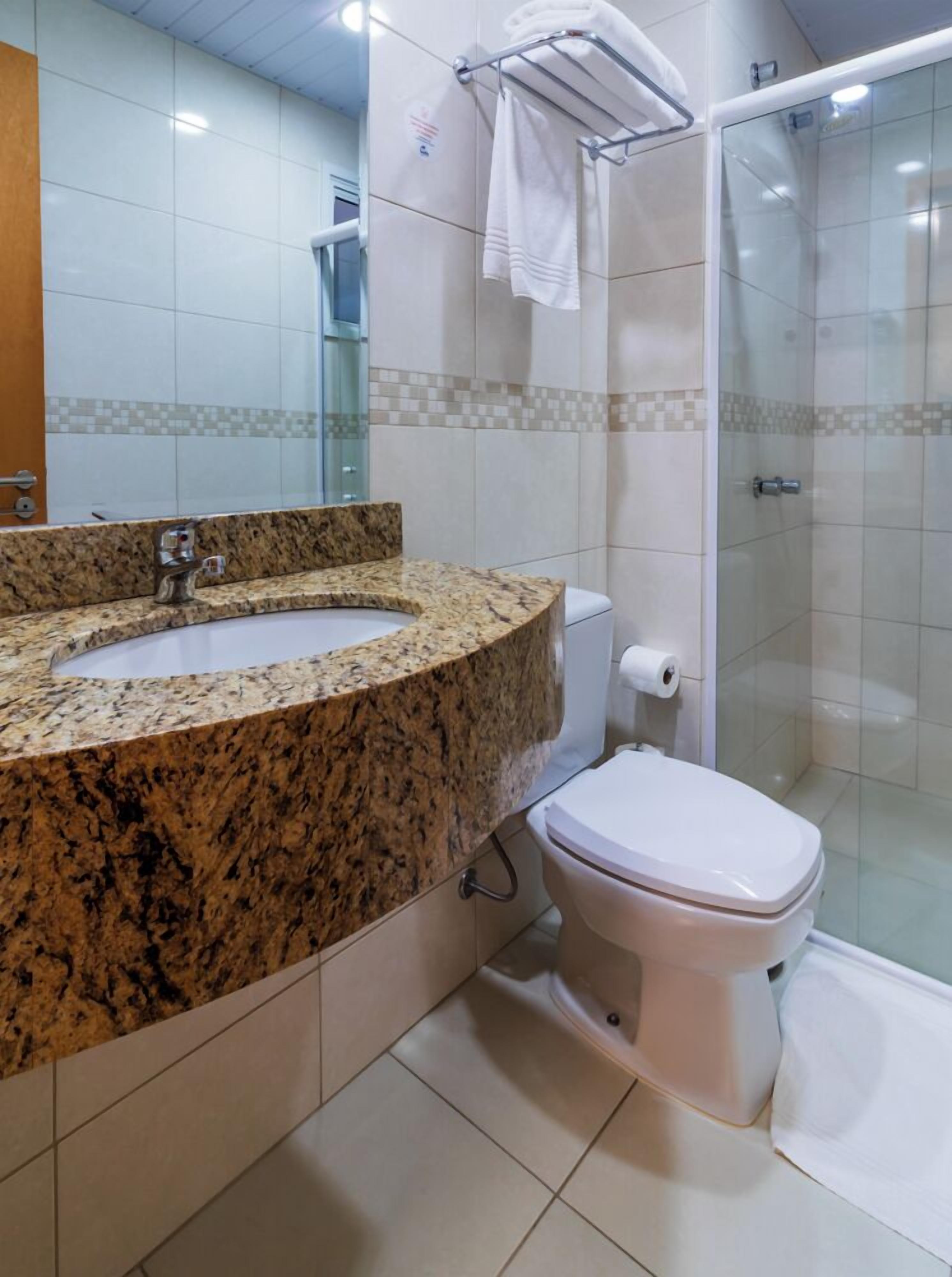 Basic Room | Bathroom | Shower, free toiletries, hair dryer, towels