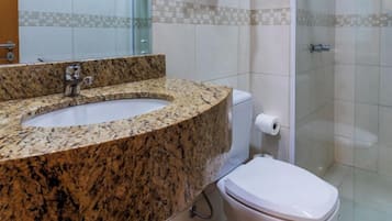 Basic Room | Bathroom | Shower, free toiletries, hair dryer, towels