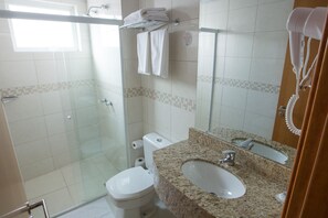 Een douche, gratis toiletartikelen, een haardroger, handdoeken