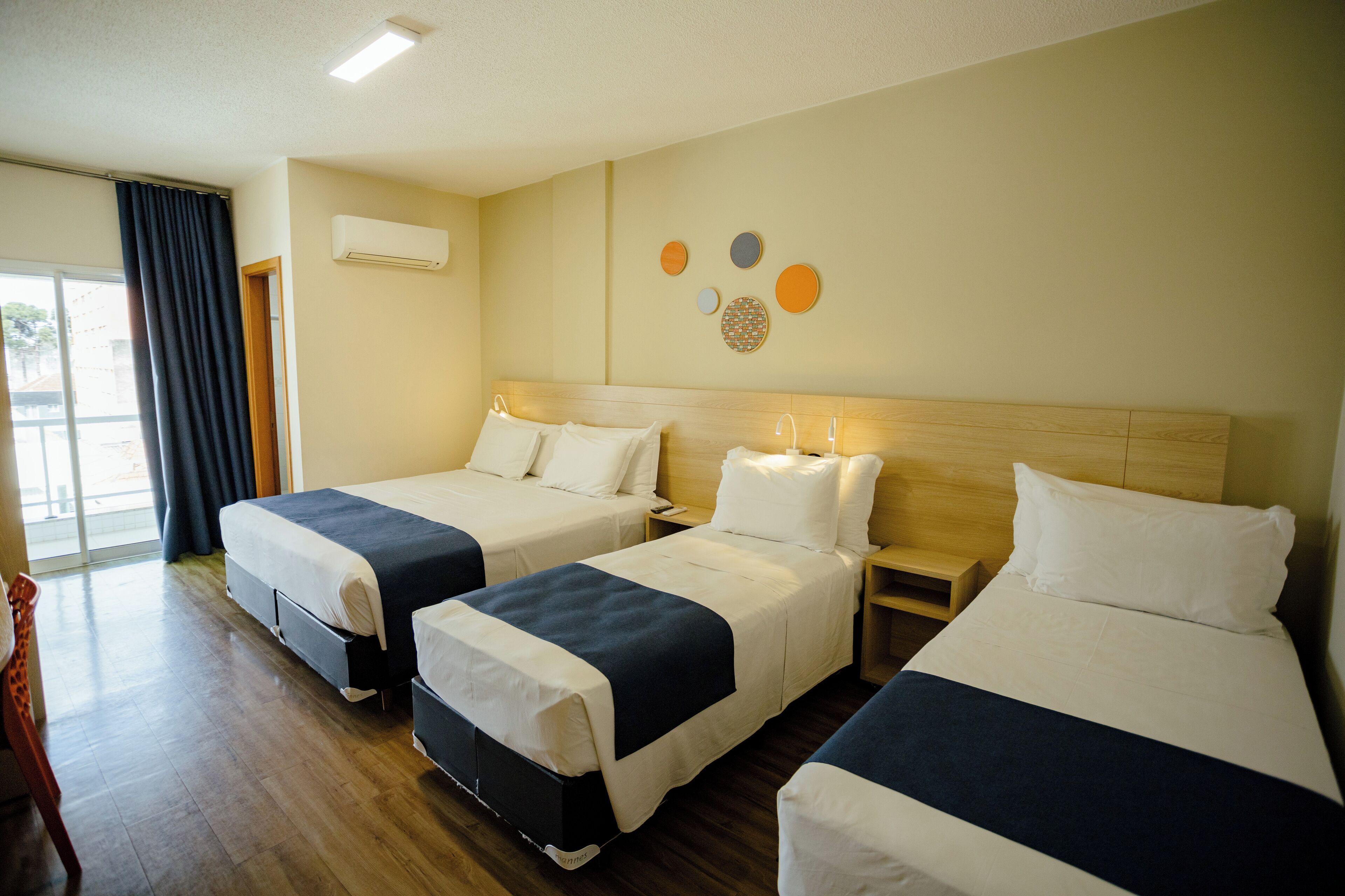 Quarto triplo, vista para a cidade | Roupas de cama antialérgicas, frigobar, escrivaninha, cortinas blackout