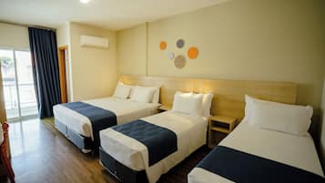 Quarto triplo, vista para a cidade | Roupas de cama antialérgicas, frigobar, escrivaninha, cortinas blackout