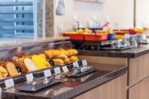 Buffet déjeuner gratuit tous les jours