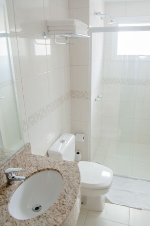 Comfort driepersoonskamer | Badkamer | Een douche, gratis toiletartikelen, een haardroger, handdoeken