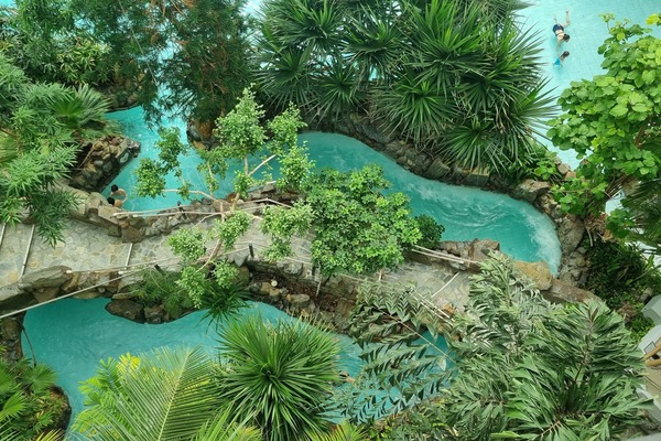 Indoor pool, 2 outdoor pools