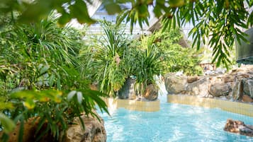 Una piscina techada, una piscina al aire libre