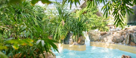 Una piscina cubierta, una piscina al aire libre