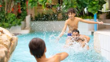Piscine couverte, piscine extérieure, chaises longues