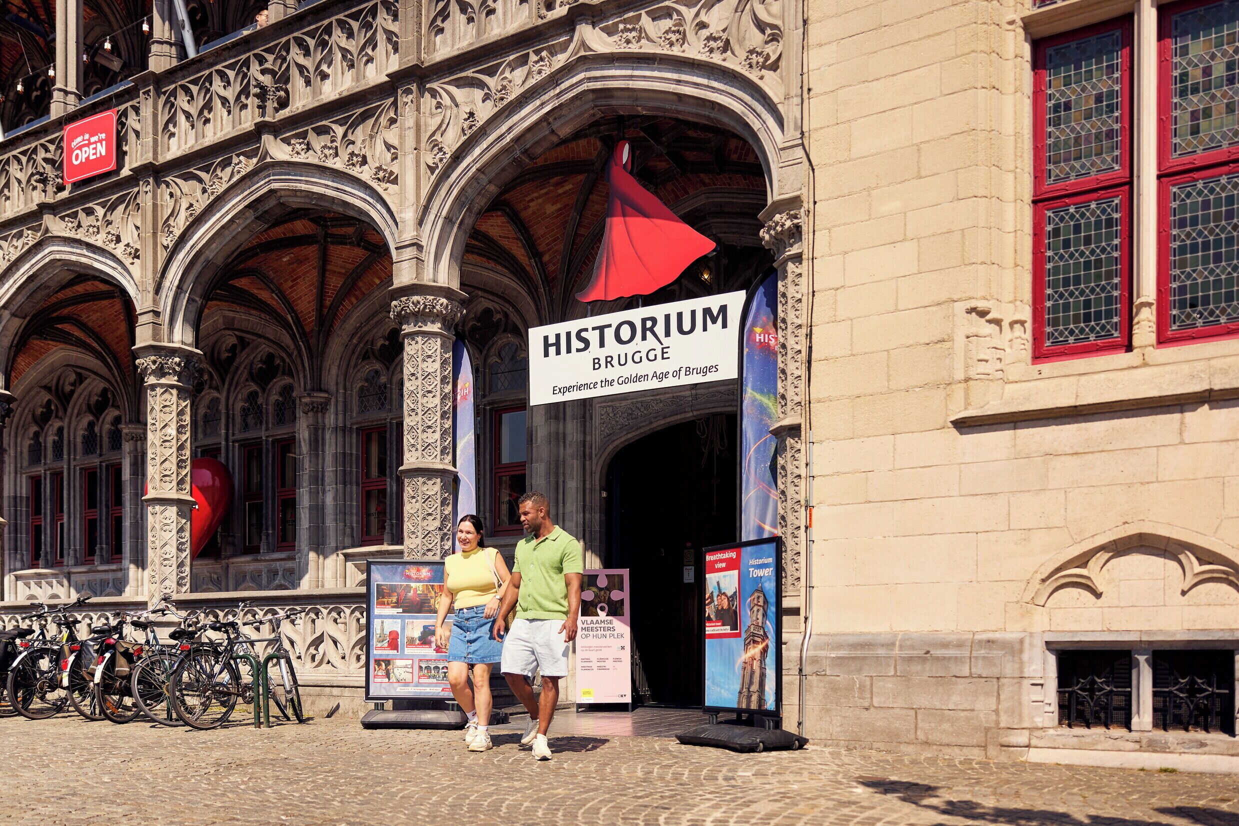 Ein historisches Gebäude mit einem Schild, auf dem 'HISTORIUM BRUGGE' steht.