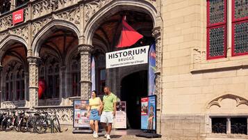 Ein historisches Gebäude mit einem Schild, auf dem 'HISTORIUM BRUGGE' steht.
