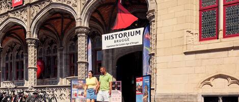 A historic building with a sign reading 'HISTORIUM BRUGGE.'
