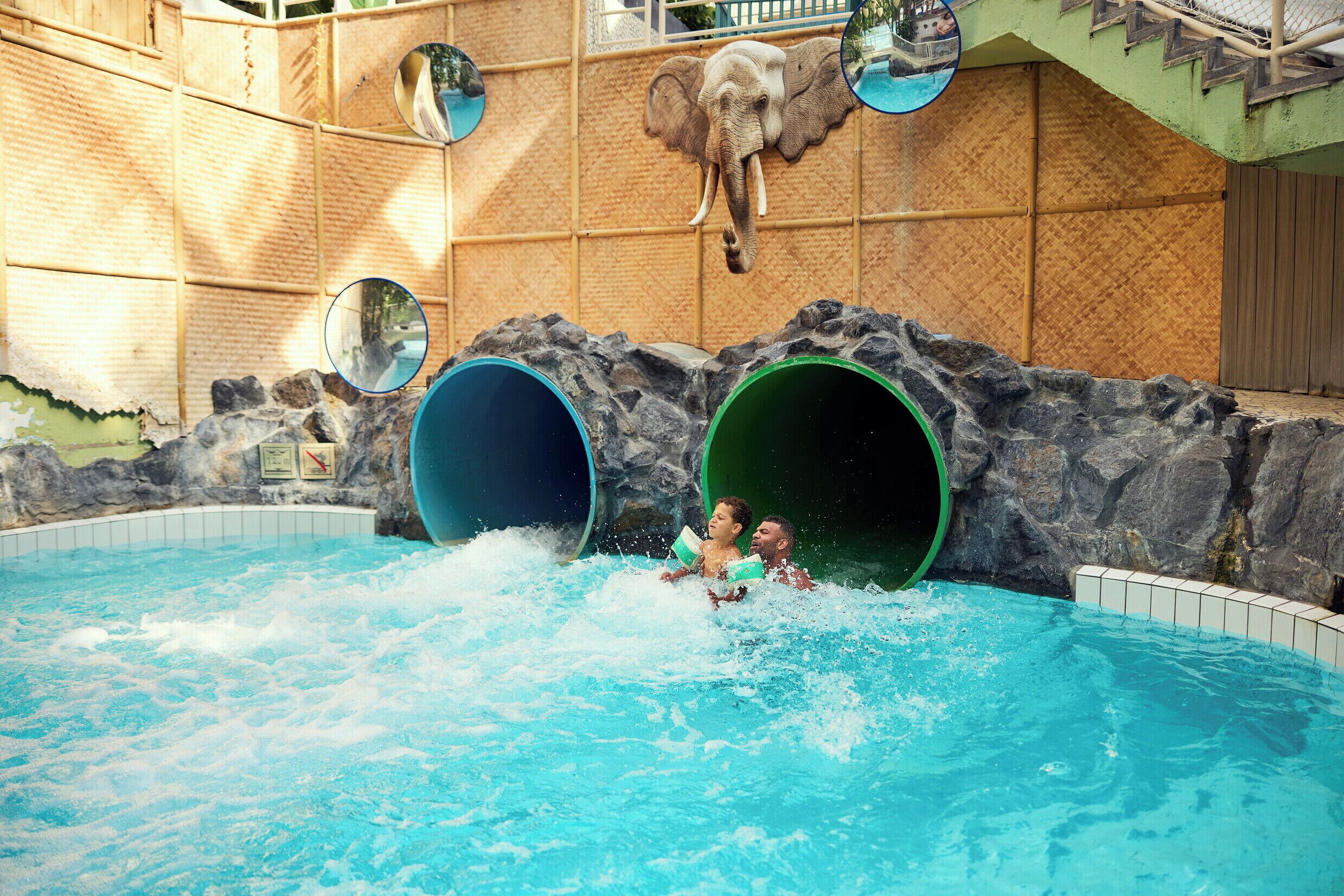 Piscine couverte, piscine extérieure, maîtres-nageurs sur place