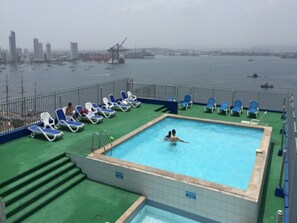 Zona de piscina con vistas al horizonte urbano y al puerto.
