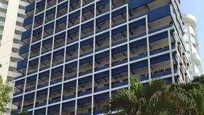 Un immeuble à plusieurs étages, doté d’une façade à motifs géométriques, avec des balcons et des fenêtres.